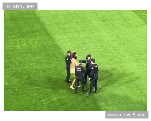 女网红与足球球星合照引热议网友纷纷围观称羡不已