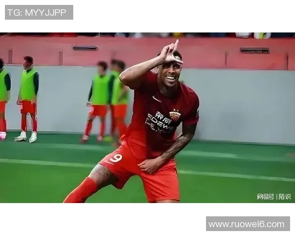 足球球星赛场温情瞬间经典摸头杀引发球迷热议